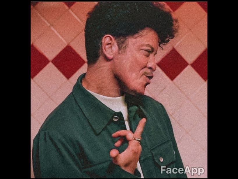 La aplicación se llama FaceApp y sirve para agregar arrugas y canas a tu aspecto. Así sería Bruno Mars.