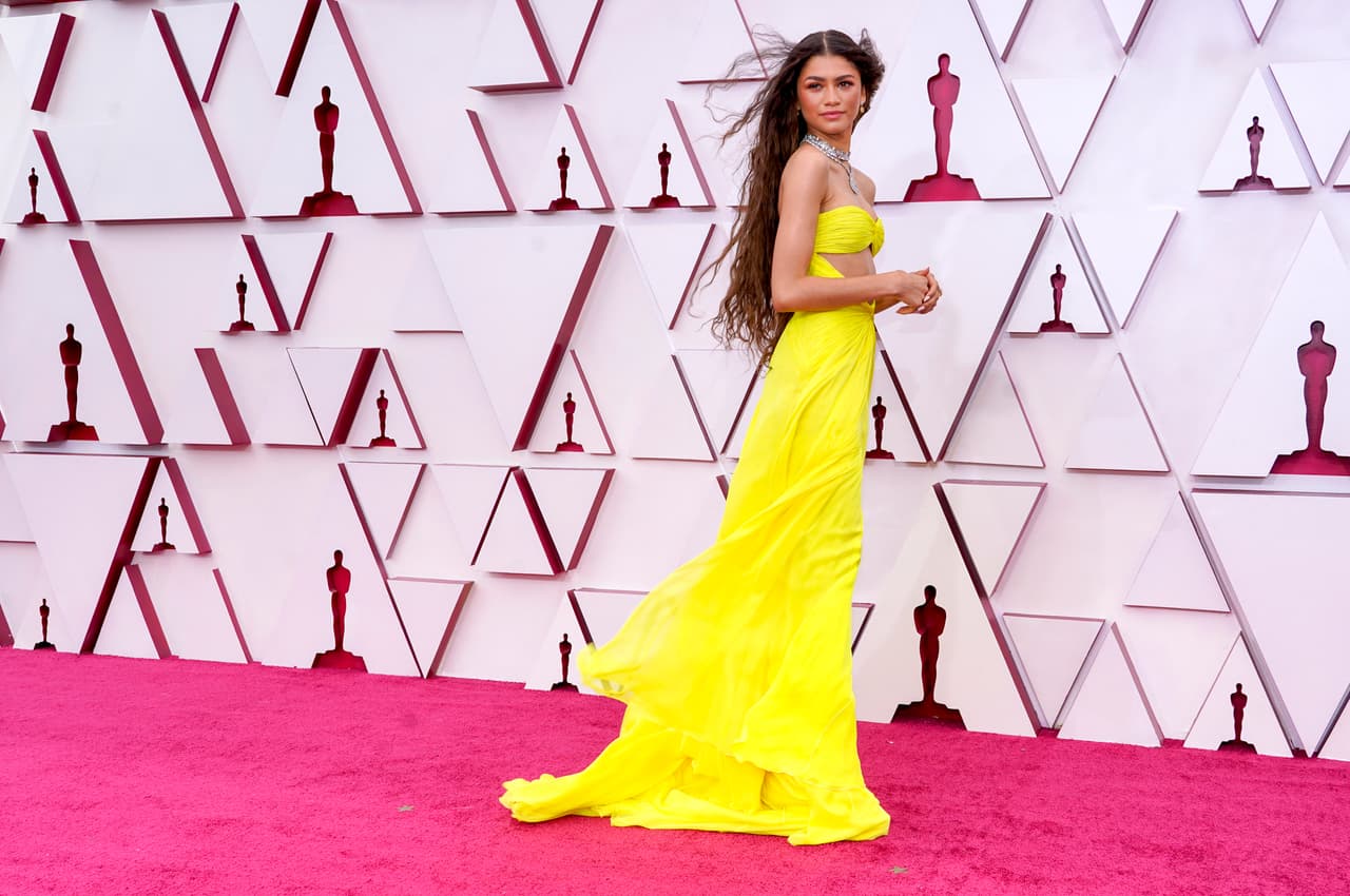 Zendaya deslumbró a todos con un vestido amarillo, con el abdomen descubierto, de Valentino.