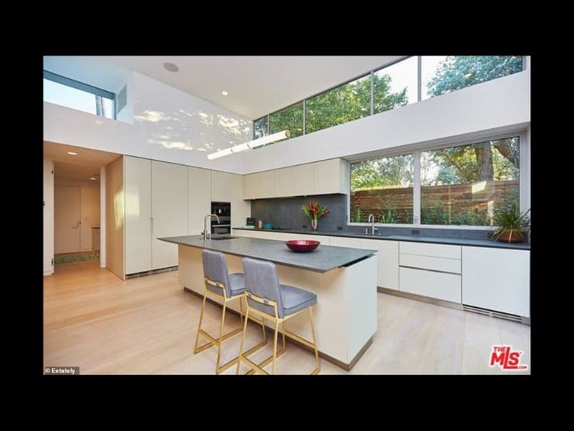 El desayunador se encuentra en el ala de las habitaciones y cuenta con dos sillas.