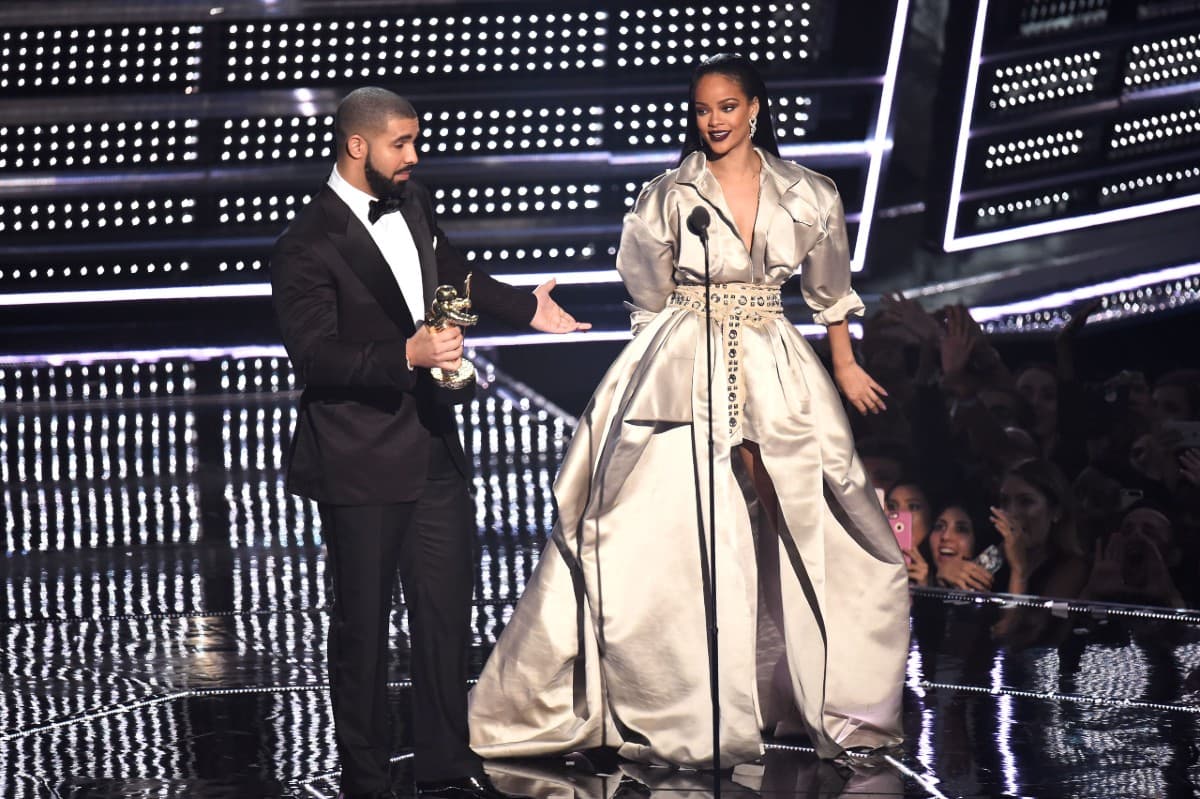 Drake se convierte en el blanco de memes tras embarazo de Rihanna