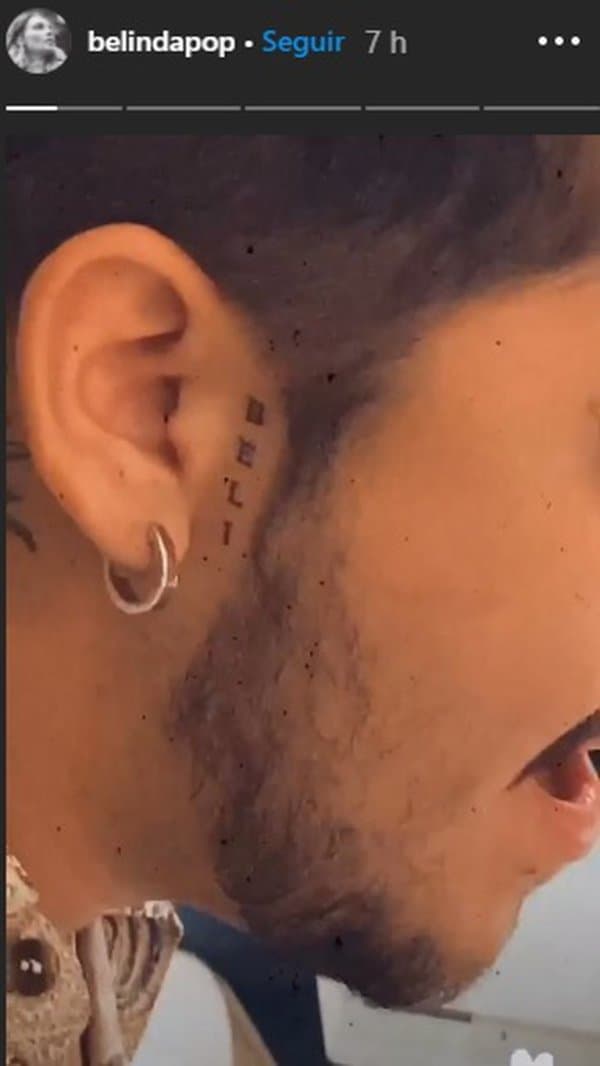 Nodal le respondió a la cantante haciéndose un tatuaje mucho más visible, poniéndose con tinta un "Beli" al lado de la oreja derecha.