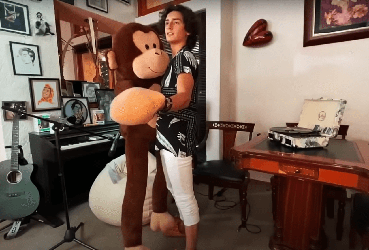 A sus 17 años, Emilio prefiere la música sobre muchas otras cosas, de hecho, nos contó que no ha estado viendo tantas series o películas durante la cuarentena y que, por el contrario, se siente mejor aprovechando su tiempo descubriendo música nueva e interactuando con su familia.
