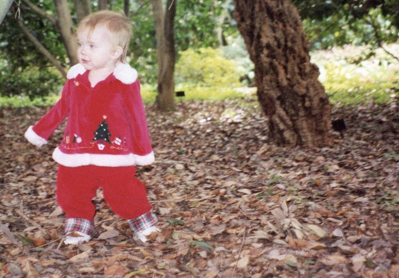 Billie Eilish nació el 18 de diciembre de 2001 y desde pequeña ha disfrutado mucho de la época decembrina porque además de su cumpleaños, también puede celebrar Navidad con su hermano, mamá y papá, con quienes ha mostrado que se lleva bien a lo largo de su carrera.