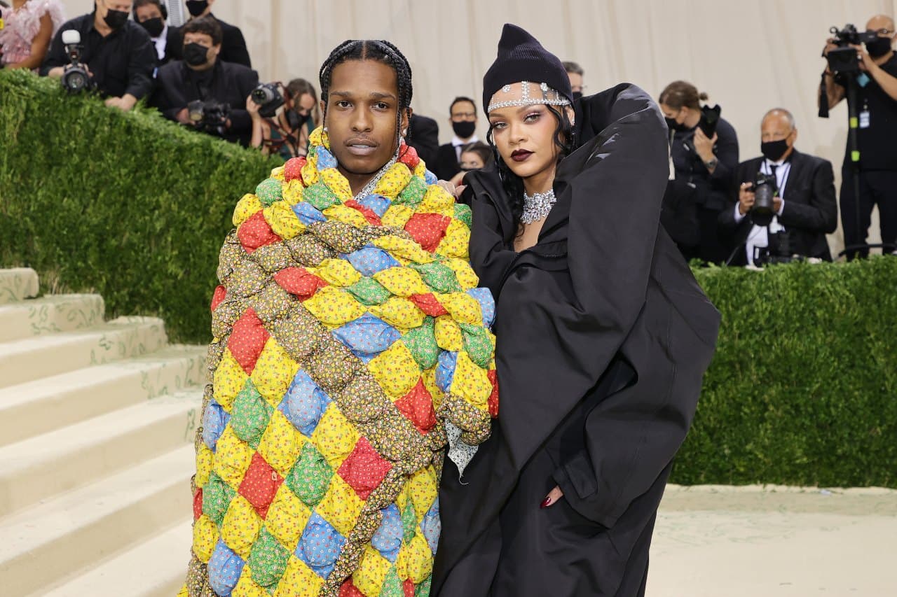Rihanna y A$AP Rocky debutan como pareja en la alfombra roja de la MET Gala
