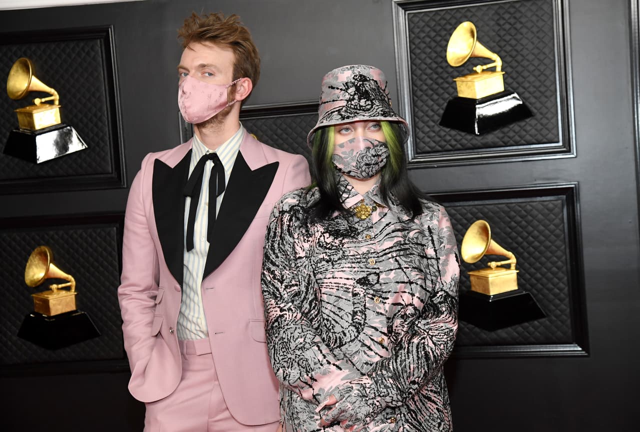Billie Eilish y su hermano se unieron para posar juntos en la alfombra roja de los Grammy 2021.