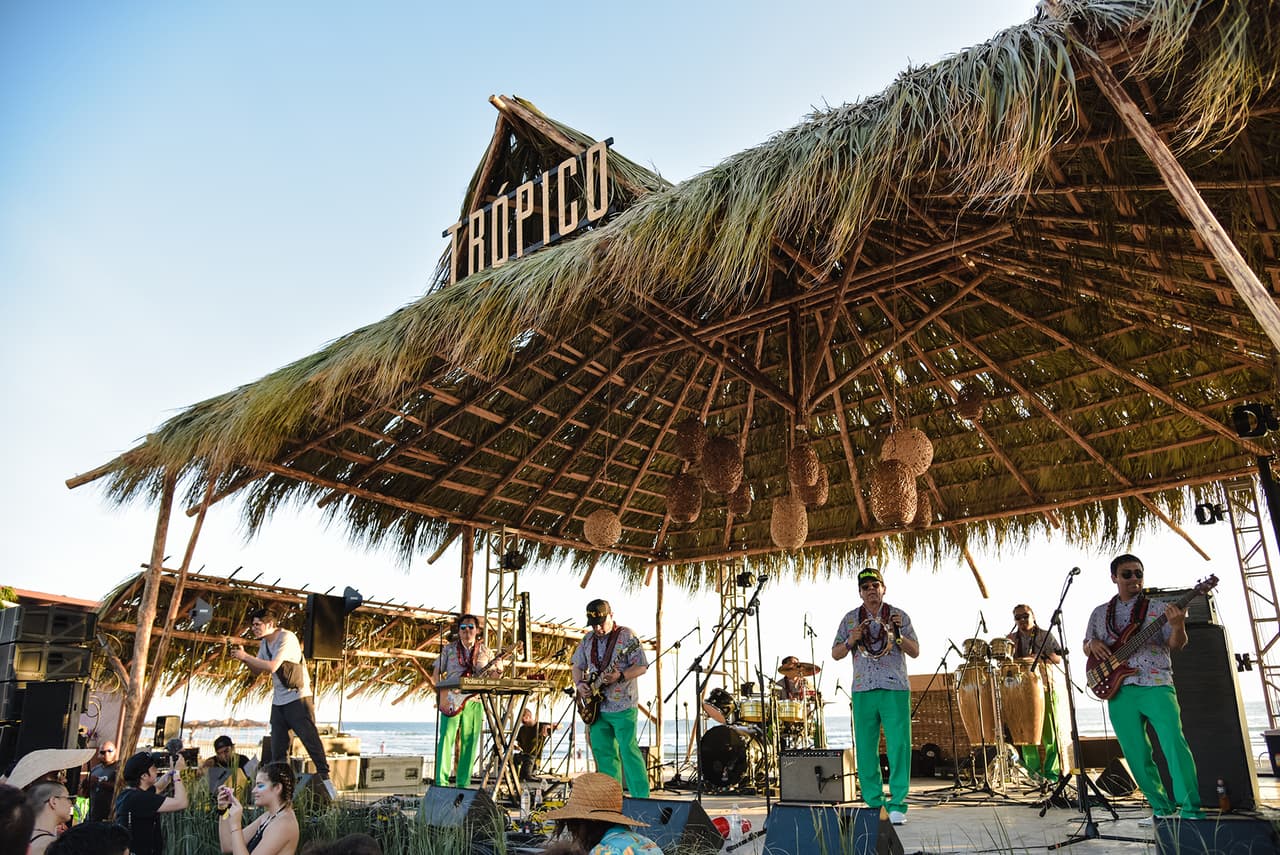 Los asistentes bailaron en la bahía de una de las playas más famosas de México.