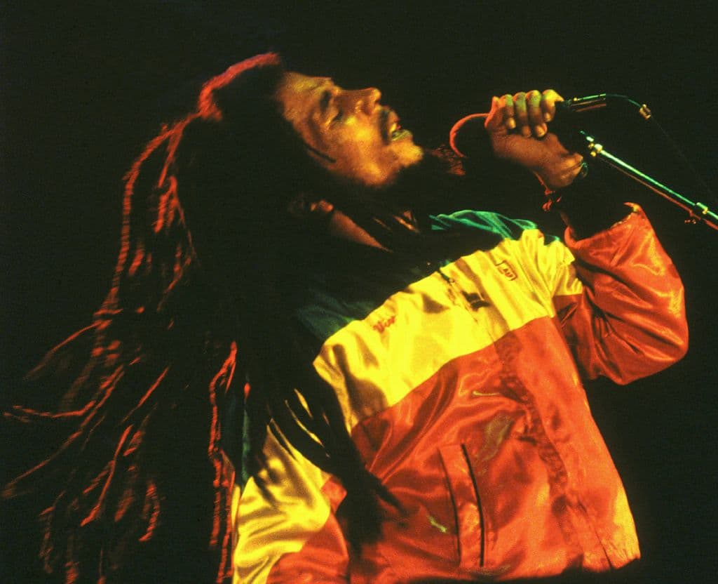 Bob Marley siempre se proclamó como un amante del futbol. Incluso, cuneta la historia que durante un partido en 1977, le destrozaron un dedo del pie, pero este negó que se lo amputaran.
<br>
<br>Era hincha del equipo Jamaiquino, Boys Town FC y de no haberse dedicado a la música, habría jugado futbol.
<br>
<br>"El futbol es un arte en sí mismo, todo un mundo, un universo completo. Mi amor por él se debe al hecho de que tienes que tener la maestría para jugarlo", dijo Marley en una entrevista para la televisión francesa, misma que recogió la BBC.
<br>
