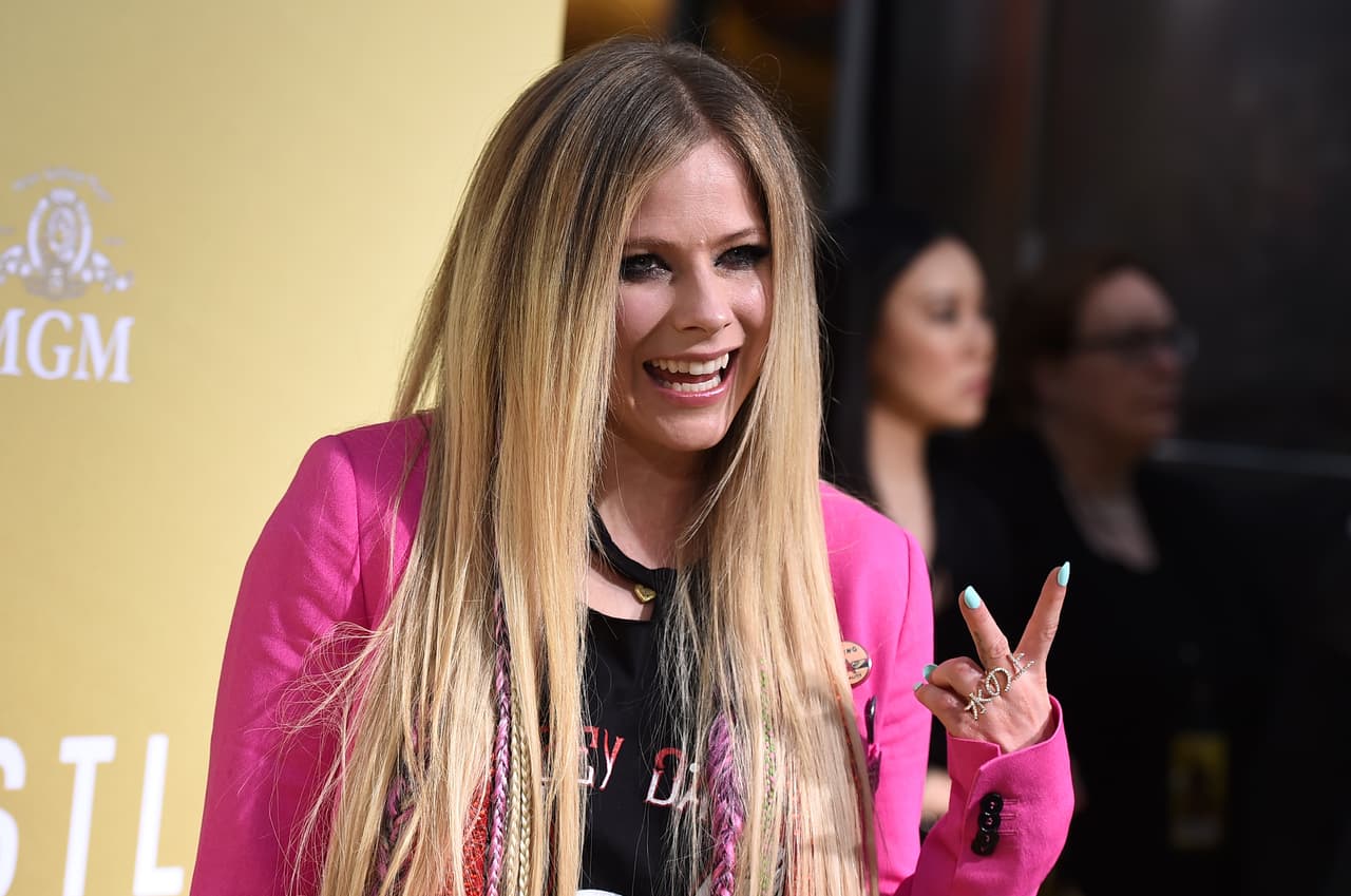 Avril Lavigne fue vista romanceando en una cita muy punk, de la mano de su nuevo novio