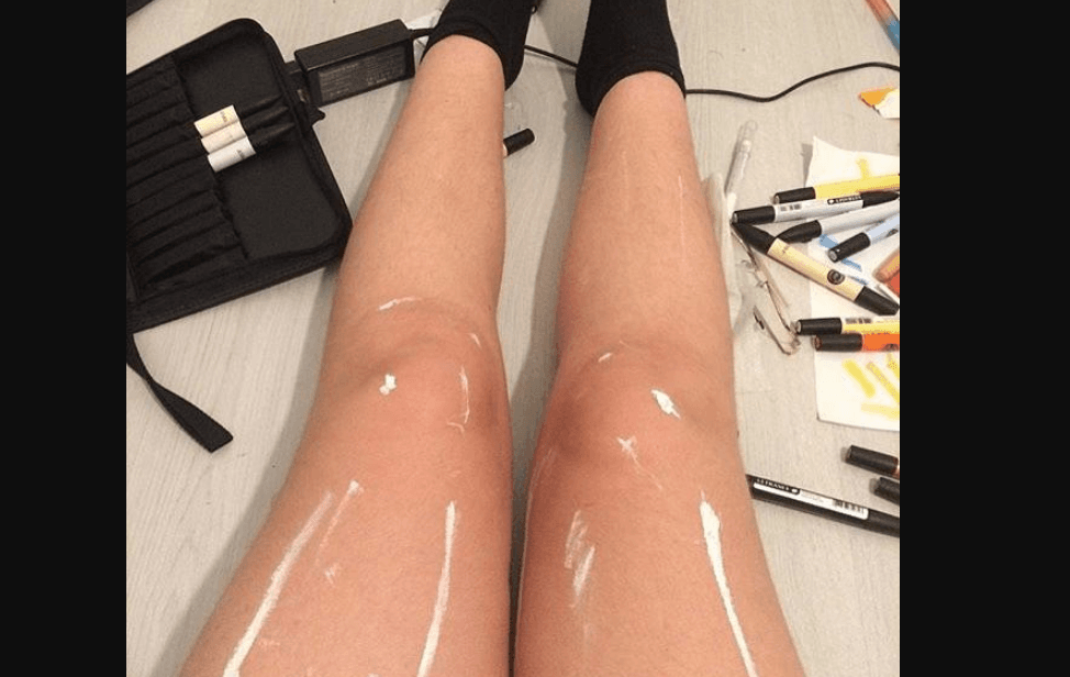 ¿Aceite o pintura blanca? Las piernas brillantes de esta persona confunden a cualquiera.