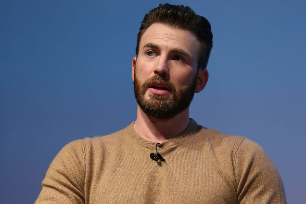 Chris Evans enamora al tocar el piano como todo un artista