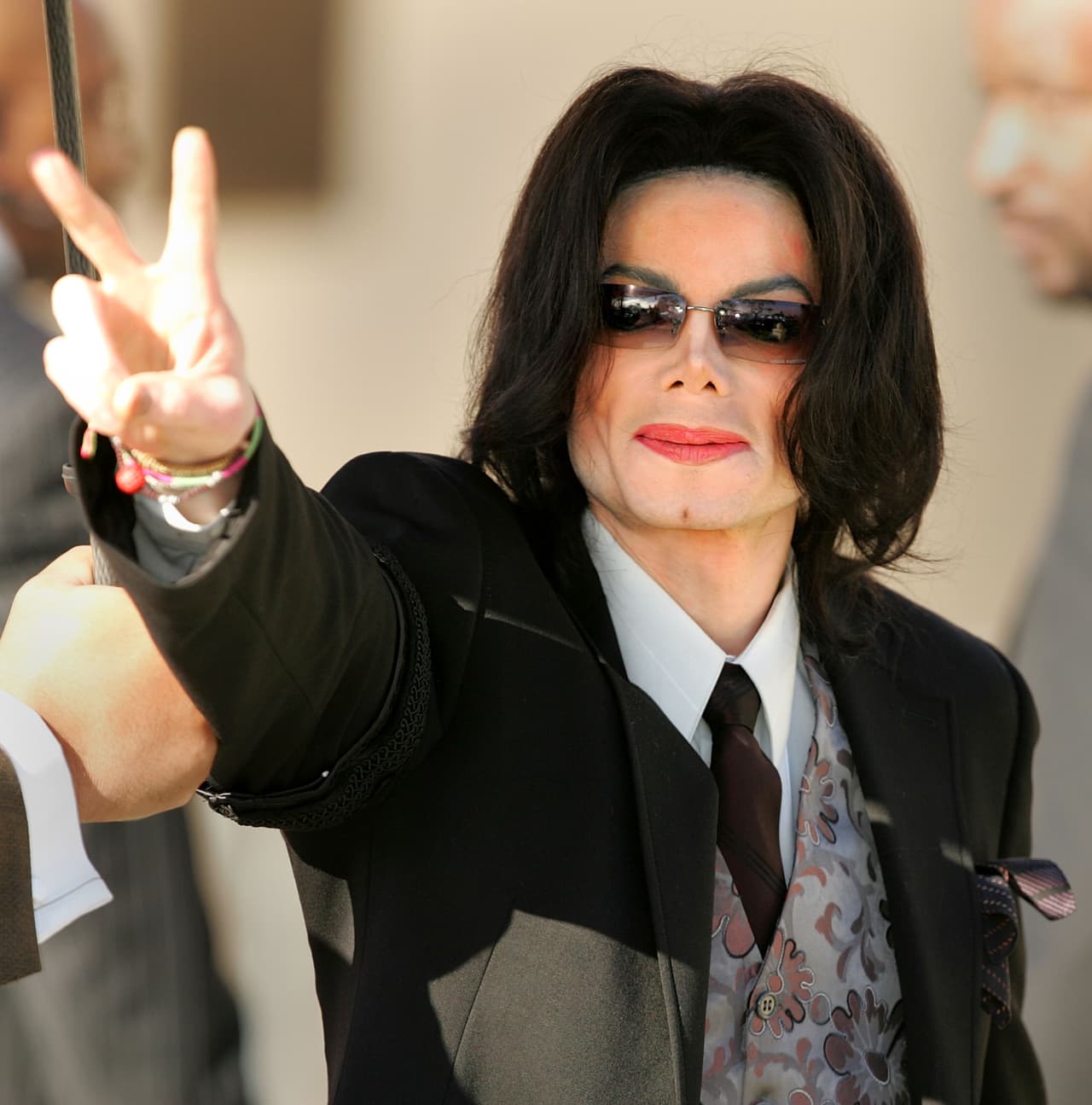 SANTA MARIA, CA - MARCH 7: Singer Michael Jackson walks into the Santa Maria Superior Court on the fifth day of his child molestation trial March 7, 2005 in Santa Maria, California. Jackson is charged in a 10-count indictment with molesting a boy, plying him with liquor and conspiring to commit child abduction, false imprisonment and extortion. He has pleaded innocent. (Photo by Carlo Allegri/Getty Images)