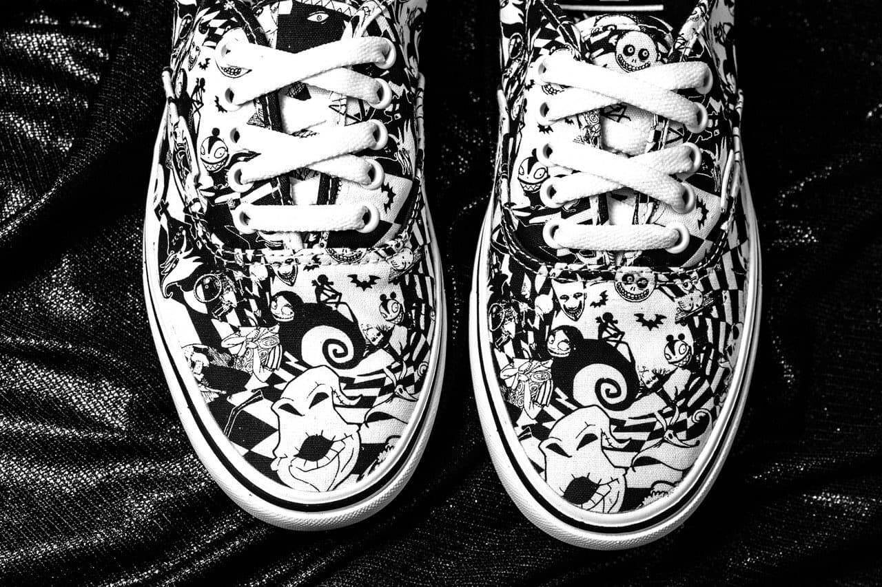 Oogie Boogie, Lock, Shock y Barrel son otros de los personajes que aparecen en los tenis, así como Zero, el perrito fantasma de Jack