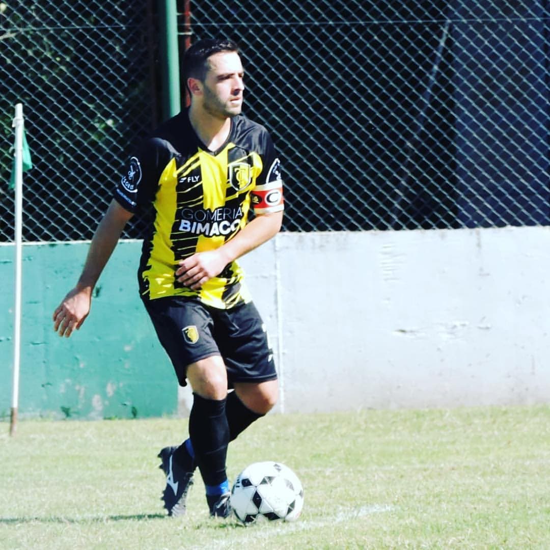Durante su periodo en el que sus fans no pudieron disfrutarlo en México, también exploró su fascinación por el futbol. A través de su cuenta de Instagram sube imágenes de él jugando, le va a Boca Juniors.
<br>