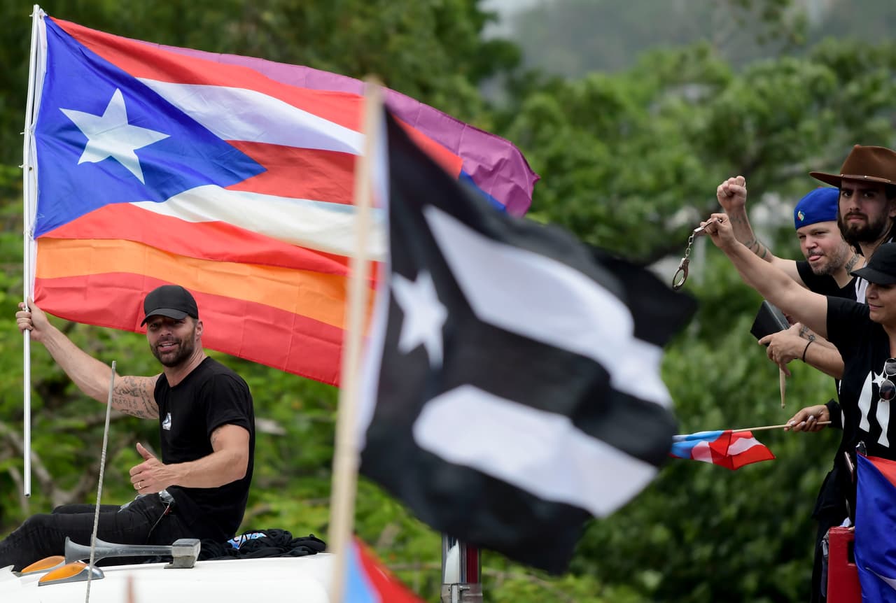 "Qué orgulloso me siento de ser puertorriqueño. Que fuerza sentí de parte de mi gente. Seguimos en la lucha hasta que Ricardo Roselló no gobierne más", dijo Ricky Martin.