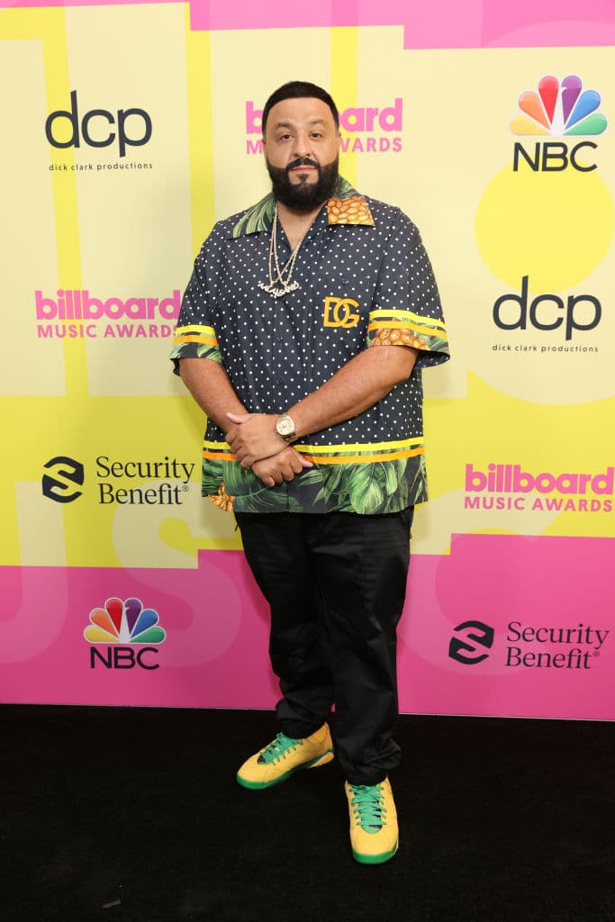 DJ Khaled pareció recién salido de un lugar muy tropical, pero diseñado por Dolce & Gabbana con mucho lujo.