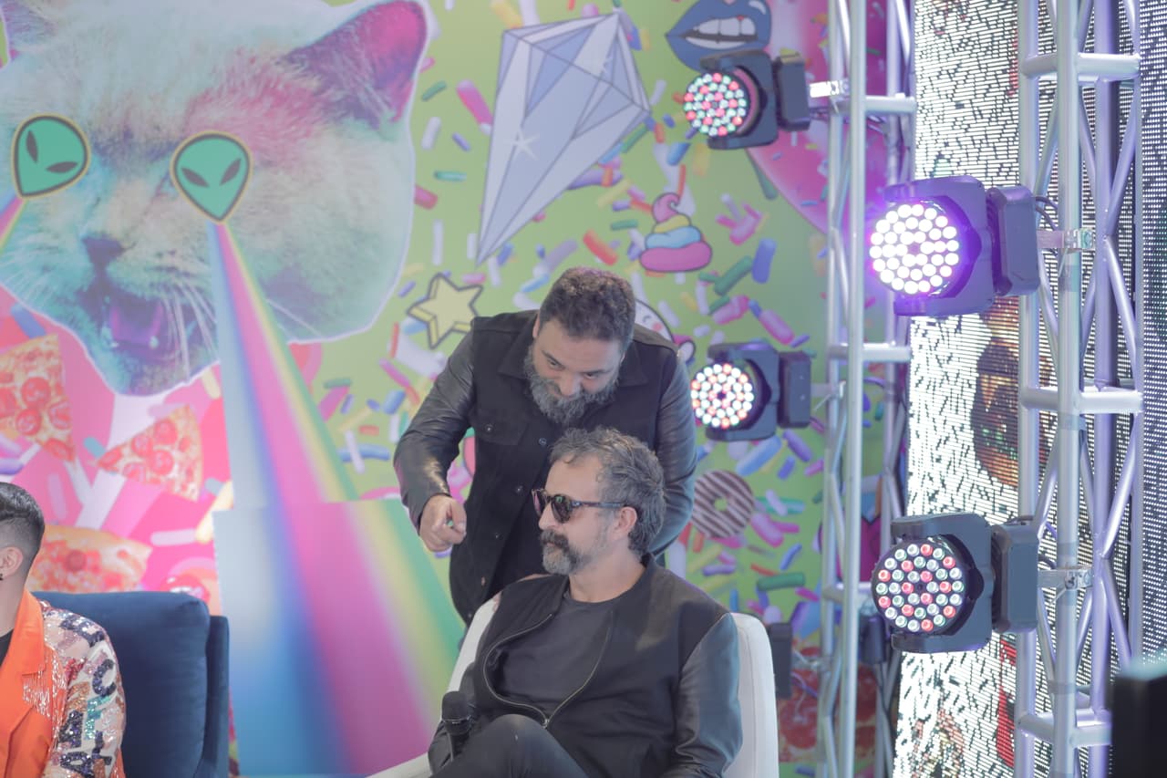 Apenas comienzan los Premios Telehit 2019 y la diversión ya arrancó en el área de camerinos y prensa con los artistas. Paco Ayala y Tito pasan el tiempo en el set de Popurrí antes de subir al escenario del Foro Sol.