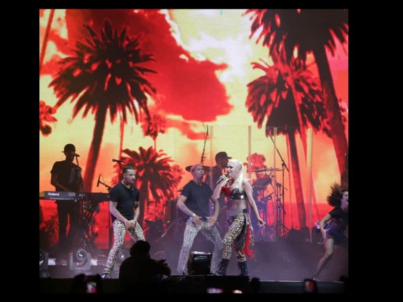 Gwen Stefani se encargó de "pintar" todo el escenario con su estilo y pop; cerrar con "Hollaback Girl" fue la conexión perfecta para dar paso al género urbano de Bad Bunny.