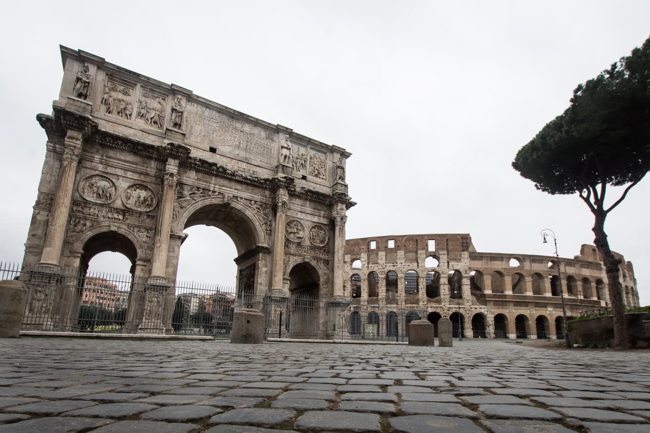 Roma, Italia.
<br>
<br>Aunque normalmente está lleno de turistas sin importar el mes, ahora luce completamente abandonado tras la cuarentena impuesta en el país.