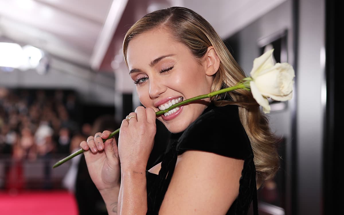Miley Cyrus celebra el éxito de “Flowers” con un mensaje para San Valentín