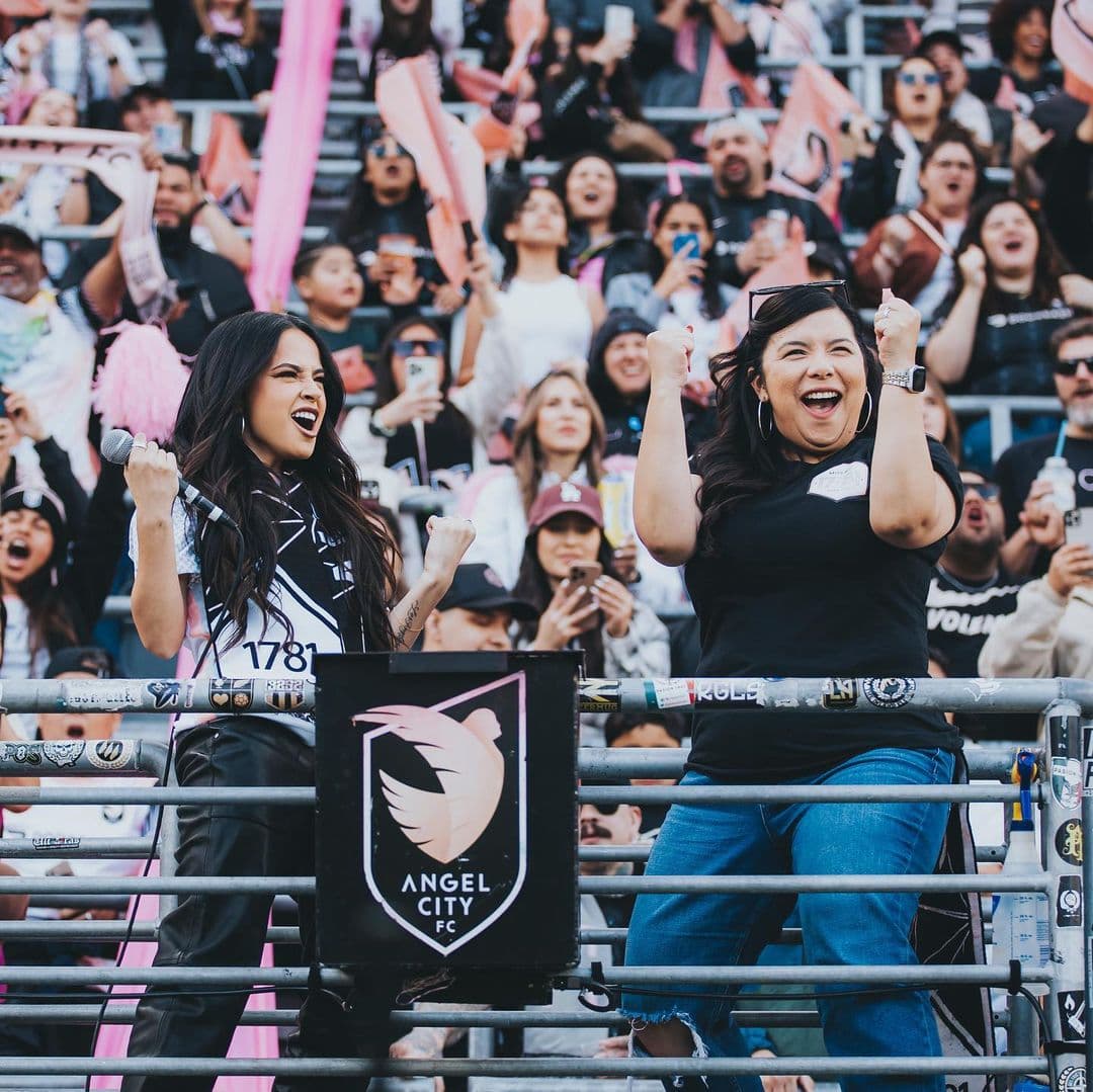 Becky G durante un partido de futbol femenil este fin de semana