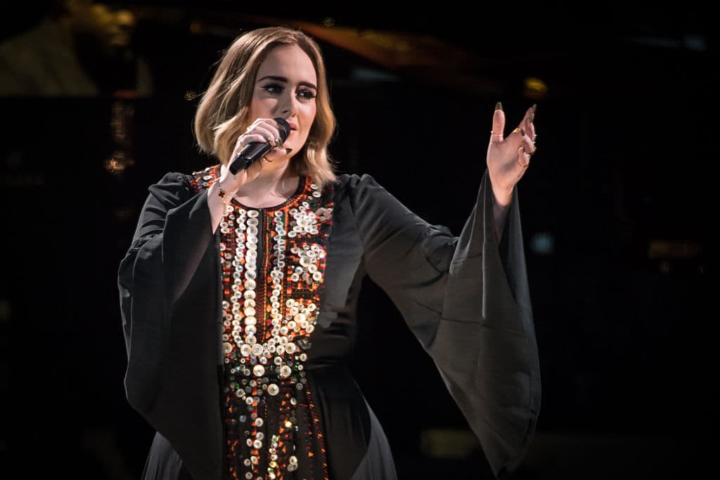 Completamente radiante, Adele reaparece e impacta con su increíble look