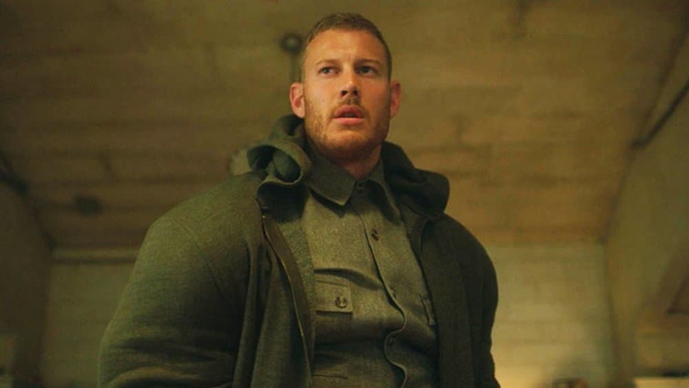 Durante la primera temporada, pudimos ver a un Número uno que temía mostrar su cuerpo que es más de gorila que de humano. Luther usaba capas de ropa para cubrir su enorme torso, además de guantes para esconder sus manos.