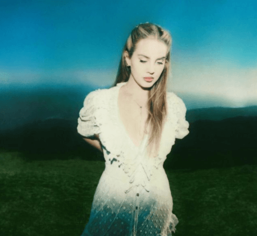 Lana del Rey lanza 'Chemtrails Over The Country Club', su nuevo melancólico disco