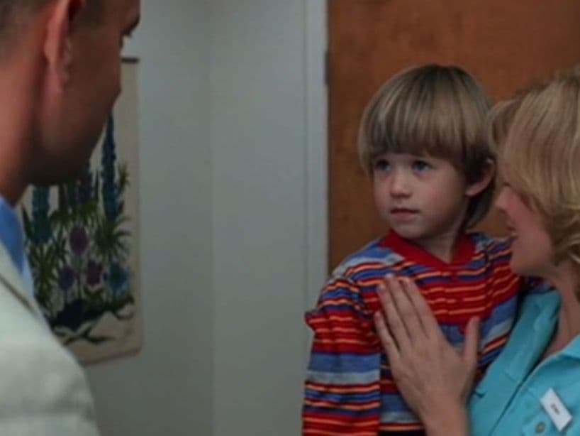 Forrest Gump (1994) cuenta con humor e ironía la historia de un hombre que corre de costa a costa en Estados Unidos. Mientras tanto, relata todo lo que le ocurrió a lo largo de su trayectoria, como la muerte de su amigo Bubba en la Guerra de Vietnam, su eterno amor por Jenny y cómo conoció al hijo que no sabía que tenía.