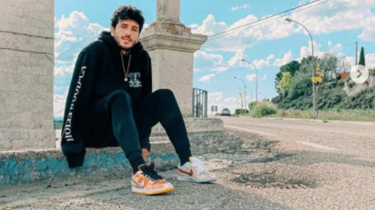 Sebastián Yatra aparece sin camisa y lo hace bailando al ritmo de ‘Caray’ de Juan Gabriel