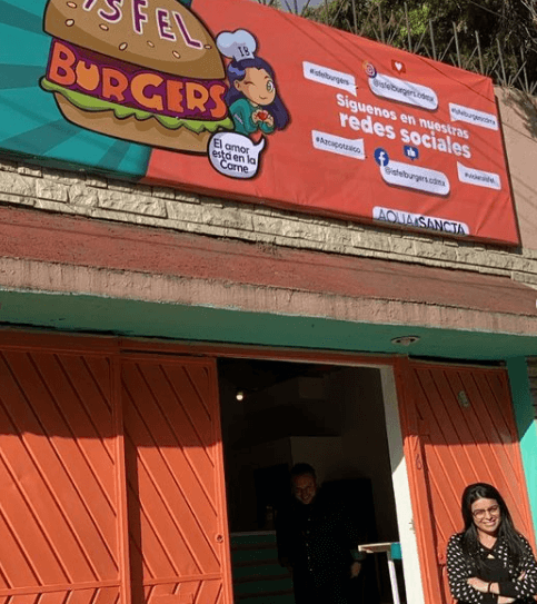 Recientemente, la actriz anunció que abriría un nuevo local de hamburguesas en la Ciudad de México, un negocio al cual le ha dedicado mucho tiempo y esfuerzo, pues no solo es talentosa, si no que también es emprendedora de corazón. El restaurante se llama Isfel Burgers y prometen llevar una receta especial.