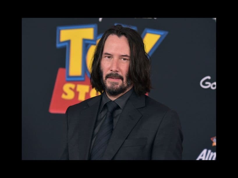 Keanu Reeves sorprendió a sus fans cuando fue captado sin su emblemática barba.