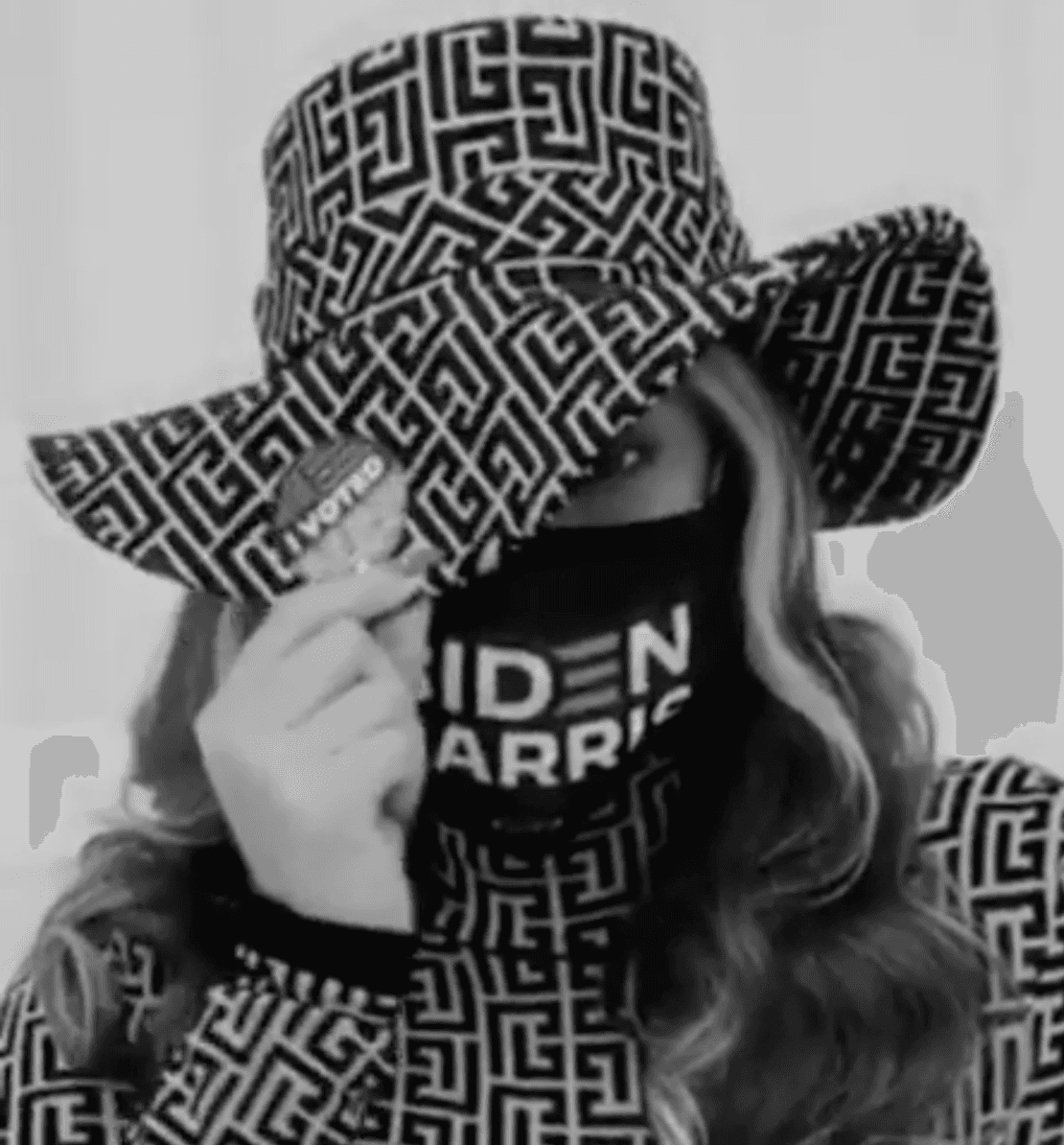 Beyoncé también mostró del lado de quién está. La cantante siempre ha sido muy vocal sobre la lucha por la igualdad, en especial cuando se trata de temas de género y raza, por lo que no fue sorpresa para nadie que publicara una imagen en la que se le ve con un cubrebocas con el logo de campaña de Biden y Harris.