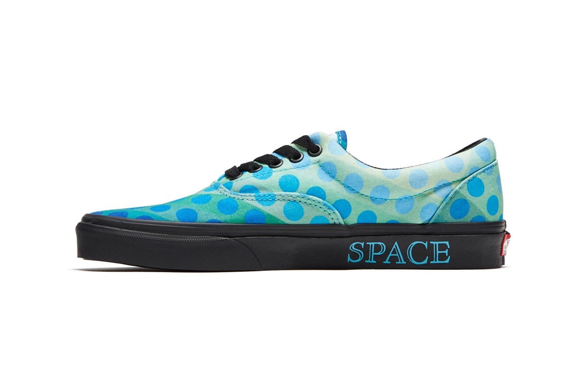 El modelo Era, "Space Oddity" fue el trabajo elegido, cubriendo a la zapatilla con una impresión que hace remembranza a la portada del álbum, además de incluir la palabra Space en la parte lateral de suela.