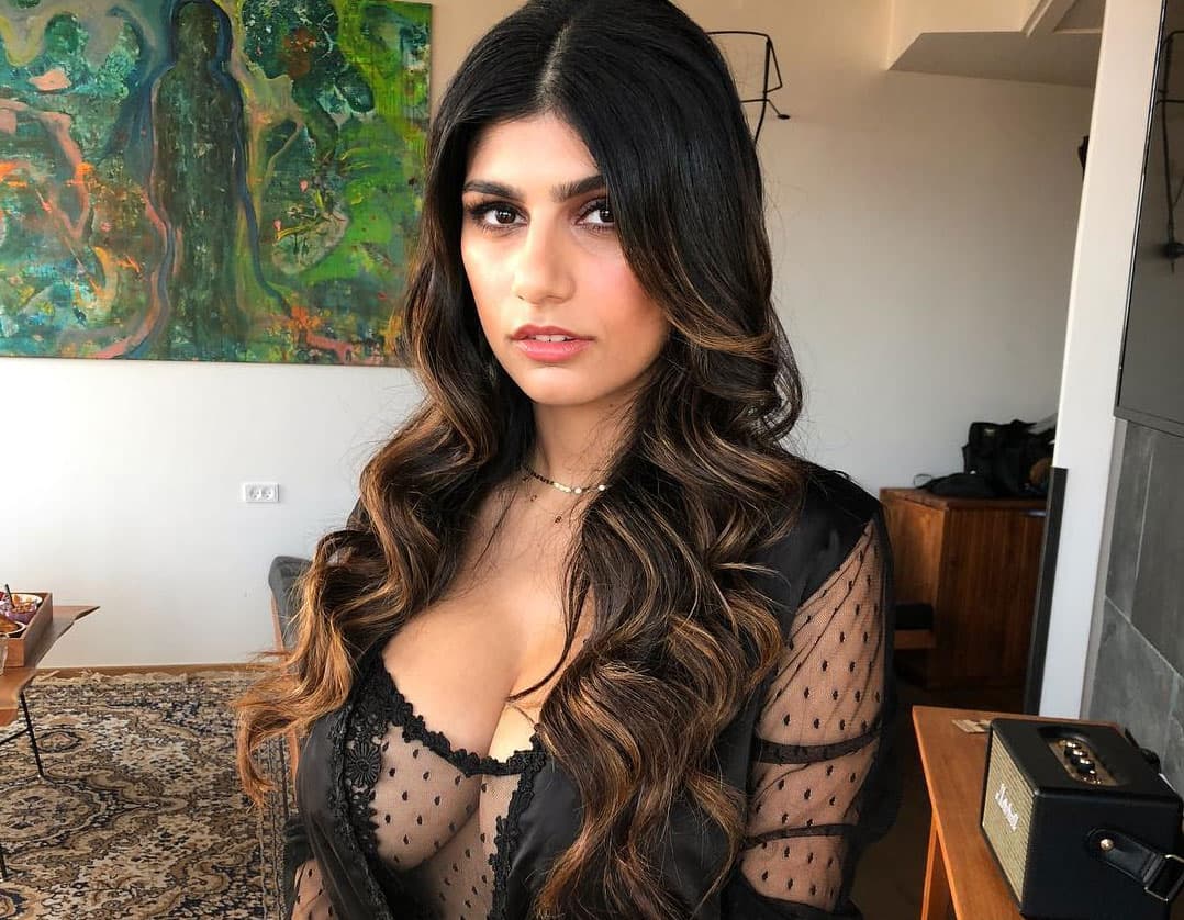 Mia Khalifa recoge la popó de su perro con su cubrebocas y se lo vuelve a poner