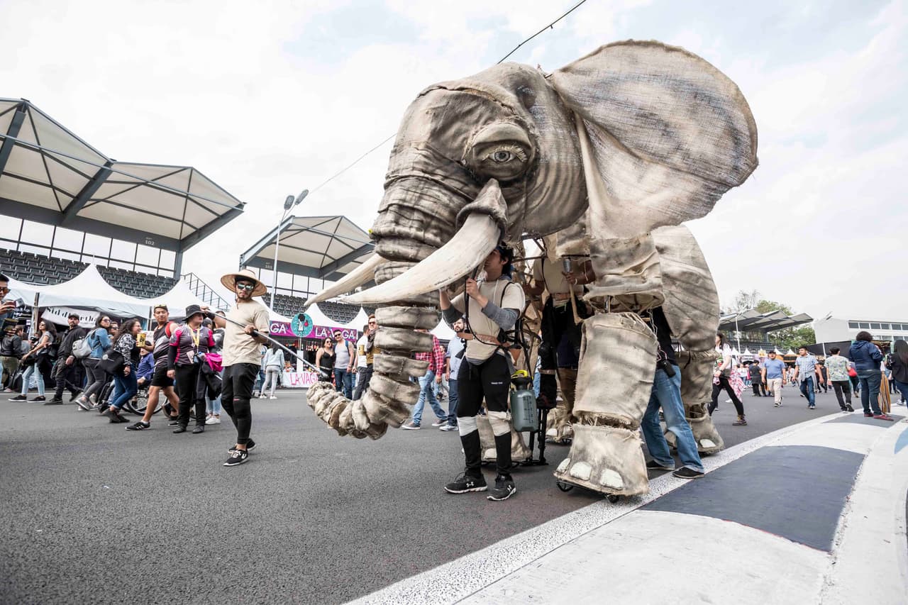 Día 1: Títere de Elefante que circualaba por el festival