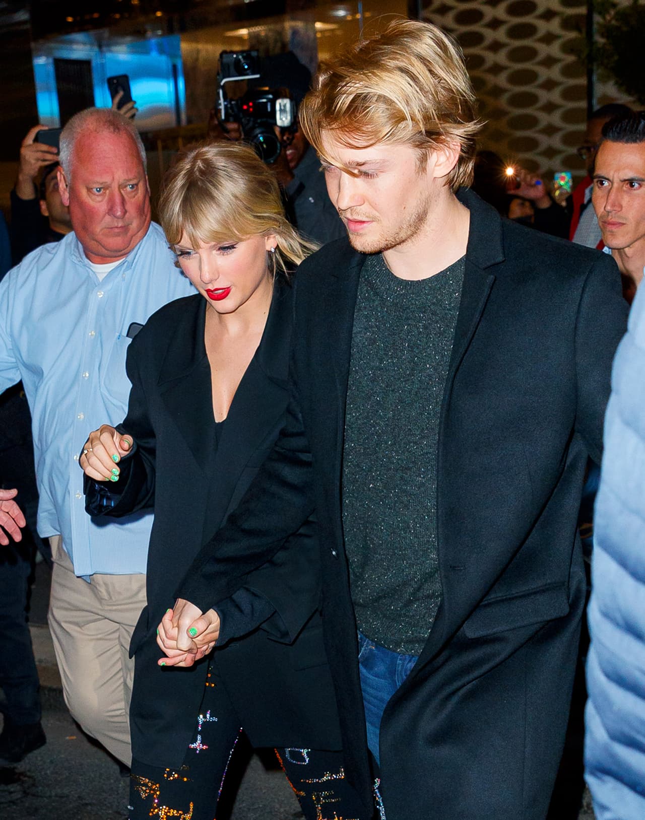 Tiempo después se revelaría que en septiembre de 2016 comenzó una relación con el actor Joe Alwyn, quien es su novio hasta la actualidad.