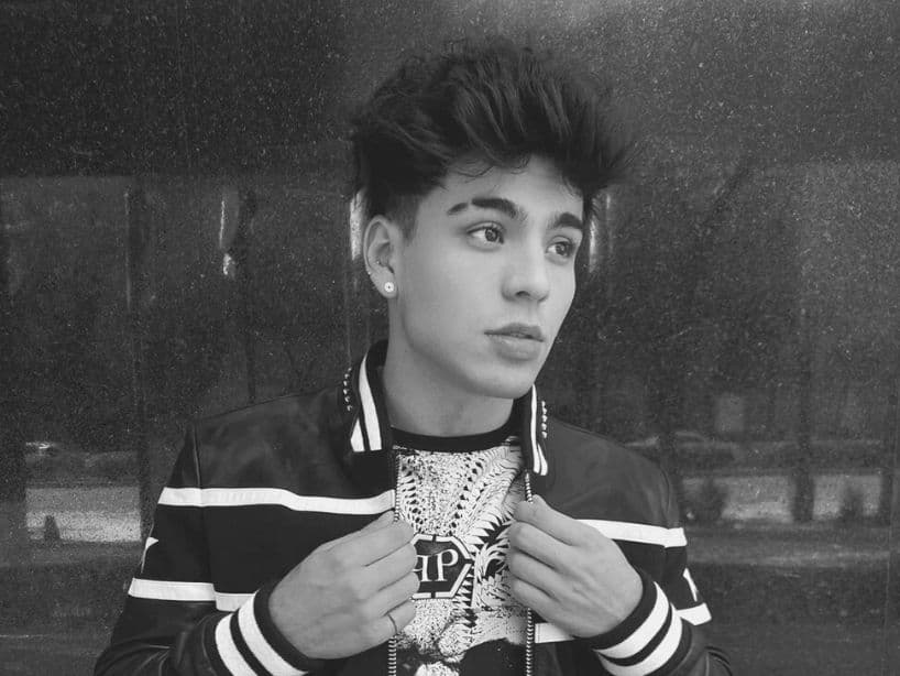 Joan Sebastián Jaimes Villalobos es un cantante de urbano salto a la fama gracias a la serie Soy Luna (2016).En YouTube se ha vuelto famoso gracias a los videos y covers que ha hecho. Durante este mes de noviembre estrenó su primer sencillo, “Hospedaje” y su video ha superado el millón de reproducciones.En su cuenta de Instagram está cerca de alcanzar los 12 millones de seguidores y se presentará en los Premios Telehit 2019, este 13 de noviembre.