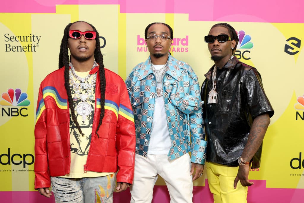 Takeoff, Quavo y Offset de Migos pasaron por la alfombra de los BBMAs con sus mejores combinaciones, jugando con coloridos tonos, estampados y mostrando su actitud.