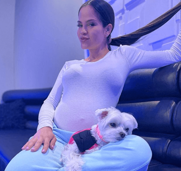 La artista dominicana asegura que siente más feliz que nunca y agregó en la entrevista con el medio: "Estamos felices que vamos a ser padres. Es una bebé muy deseada".