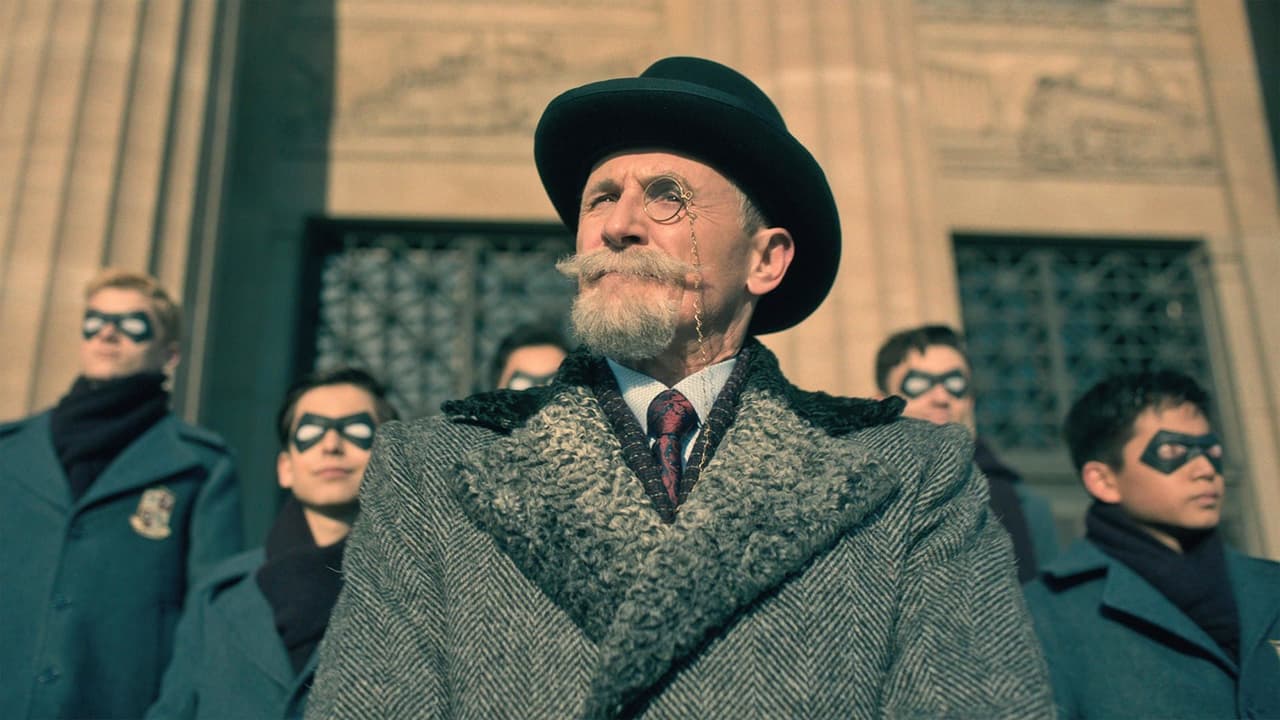 En la primera temporada, lo que vemos de Sir Reginald Hargreeves es su vida mientras los integrantes de The Umbrella Academy Crecían. Un padre distante que ve a los niños como máquinas y no como personas. Sir Reginald se caracteriza por vestirse como si viviera atrapado en en siglo XIX, cuando llegó a la Tierra. Su accesorio más característico es el monóculo.