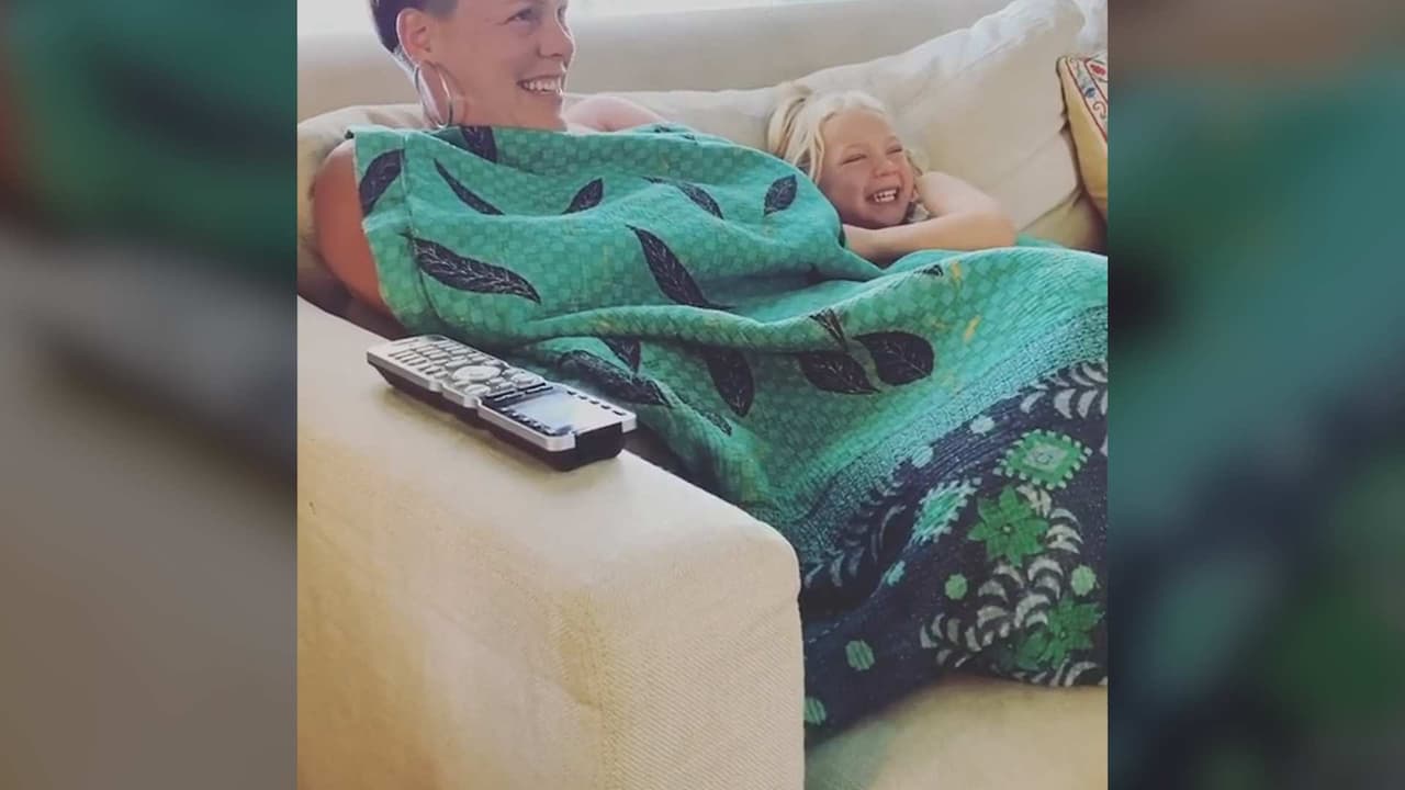 El adorable video de Pink mientras ve una película al lado de su hijo