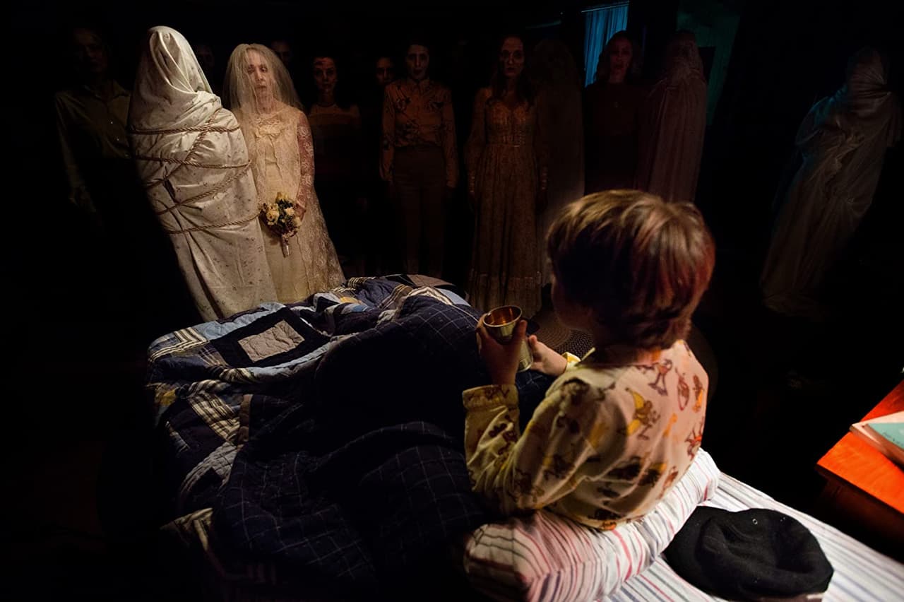 <b>Insidious (2010) - Prime Video</b>
<br>
<b>Insidious 2 (2013) - Netflix</b>
<br>
<br>Sigue la historia de Elise Rainier, quien ayuda a la familia Lambert a librarse de los demonios que los persiguen; ella es capaz de cruzar el umbral para enfrentar a los espíritus malos y buscar las alamas perdidas.