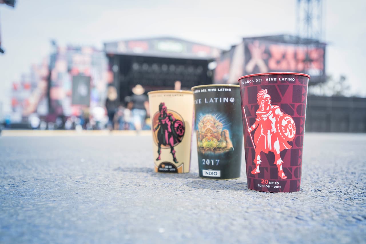 Día 1: Vasos conmemorativos del Vive Latino.