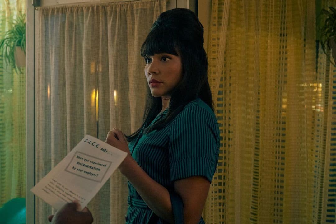 Si ya viste la segunda temporada, sabrás que el cabello de Allison tiene mucho que ver con la profesión que encuentra en los años 60, y que sus 'outfits' van de la mano con su nuevo estilo de vida. Eso sí, aunque traiga tacones y faldas largas de la época, Número tres no perdió la habilidad para defenderse y luchar como una profesional.