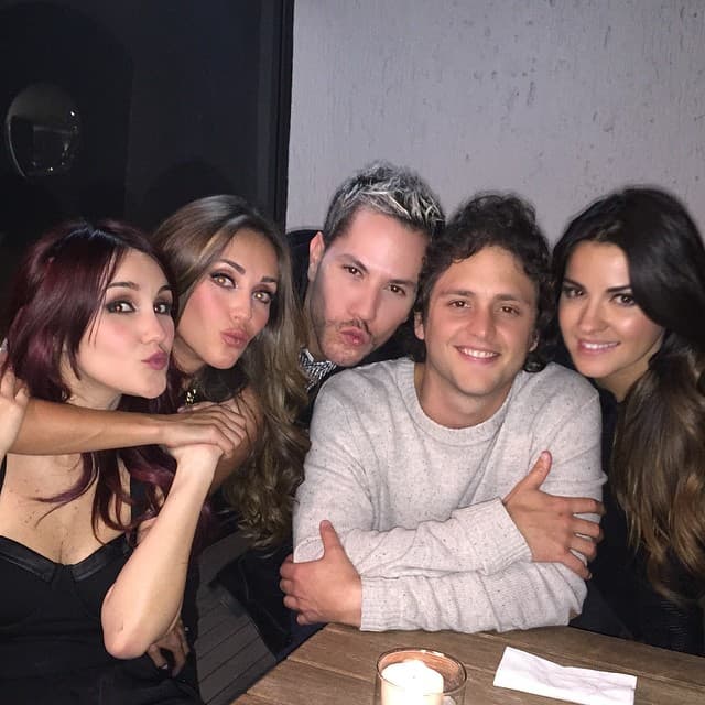 RBD fue un grupo de pop mexicano formado por los también actores Alfonso Herrera, Anahí, Christian Chávez, Christopher Uckermann, Dulce María y Maite Perroni.