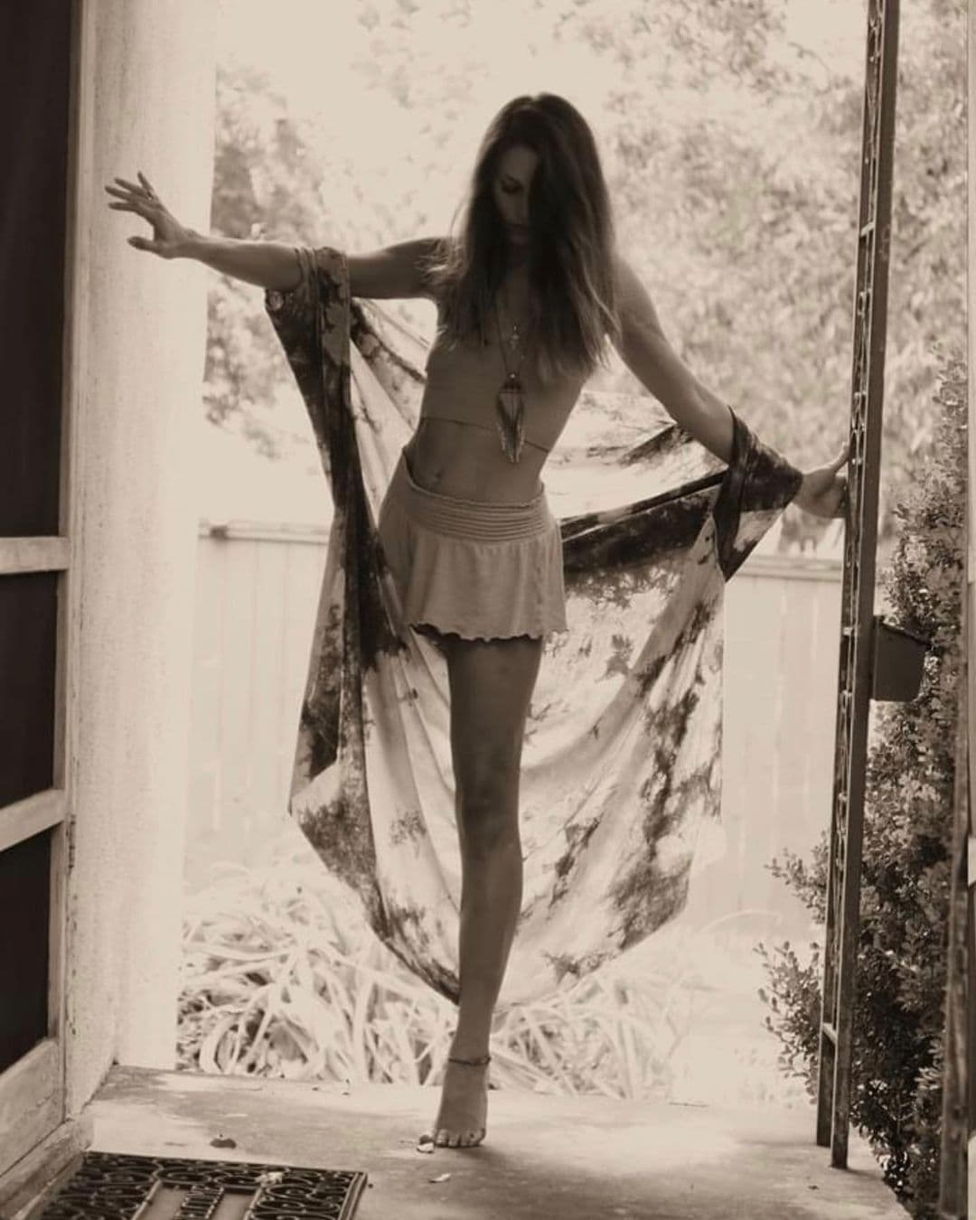 Junto a esta foto, que subió a Instagram, escribió una reflexión y entre uno de sus pensamientos se lee: "¿Alguna vez has visto a una mariposa intentar volver a meterse en su capullo? Esta imagen vino a mí en una ceremonia hace un tiempo e involuntariamente me reí a carcajadas. Comencé a considerar todas las formas en que el mundo natural acepta el cambio y la evolución con un desapego elegante".