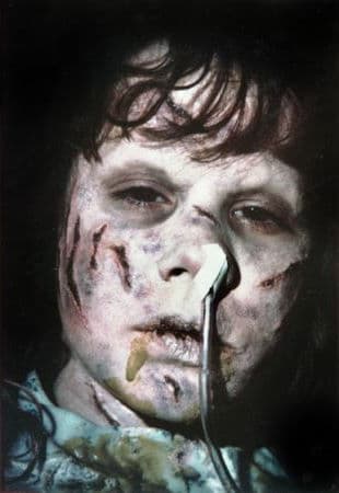 <b>El Exorcisa (1973) - Prime Video</b>
<br>
<br>Un clásico de terror que a pesar de los efectos especiales antiguos, sigue siento aterradora. Cuenta la historia sobre una actriz que llama a unos sacerdotes jesuitas para salvar a su hija de la posesión demoníaca que la tiene.