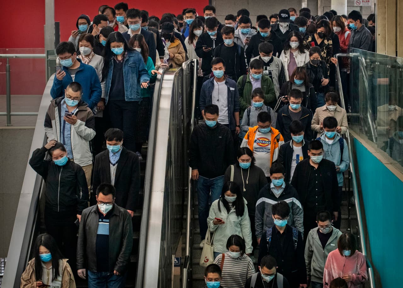 Poco a poco, ciudades enormes como Bejing comienzan a regresar a sus actividades cotidianas, mientras que sus pobladores respetan, hasta en la hora pico, el no tener contacto con nadie y el uso obligatorio de mascarillas.