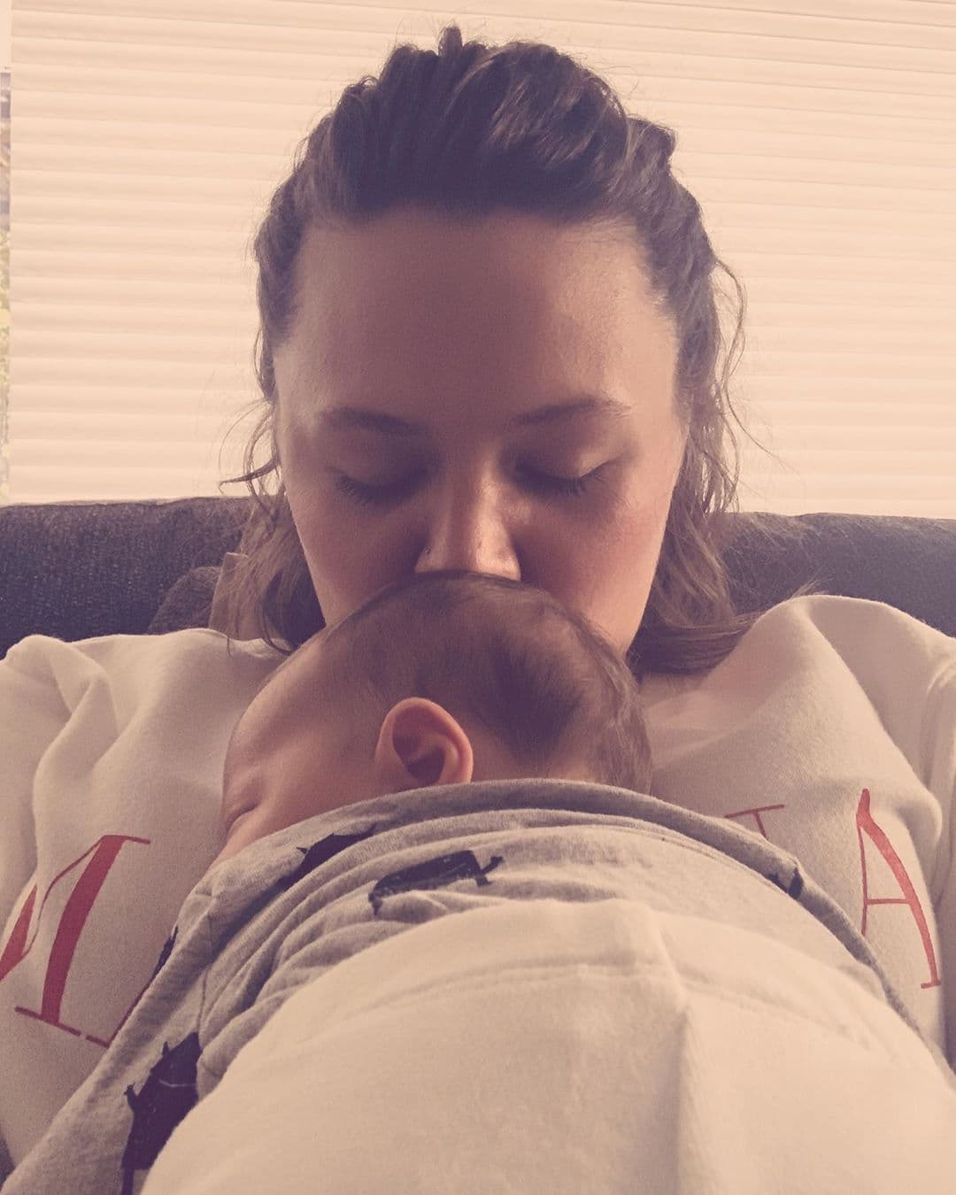 Todo empezó el pasado mes de abril, cuando Joy Huerta reveló que estaba casada con una mujer y que esperaban una hija. A partir de ahí, la cantante se convirtió en una activista que constantemente levantó la voz en favor de los derechos sociales de la comunidad LGBT+ y algunos otros grupos vulnerables.
<br>