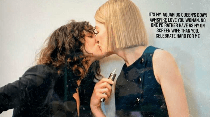 Eiza González sorprende al besar en la boca a la actriz Rosamund Pike.